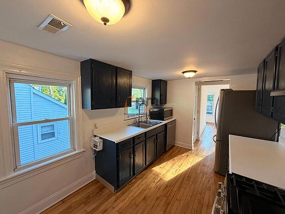 4th image of 669 Lake St APT 1