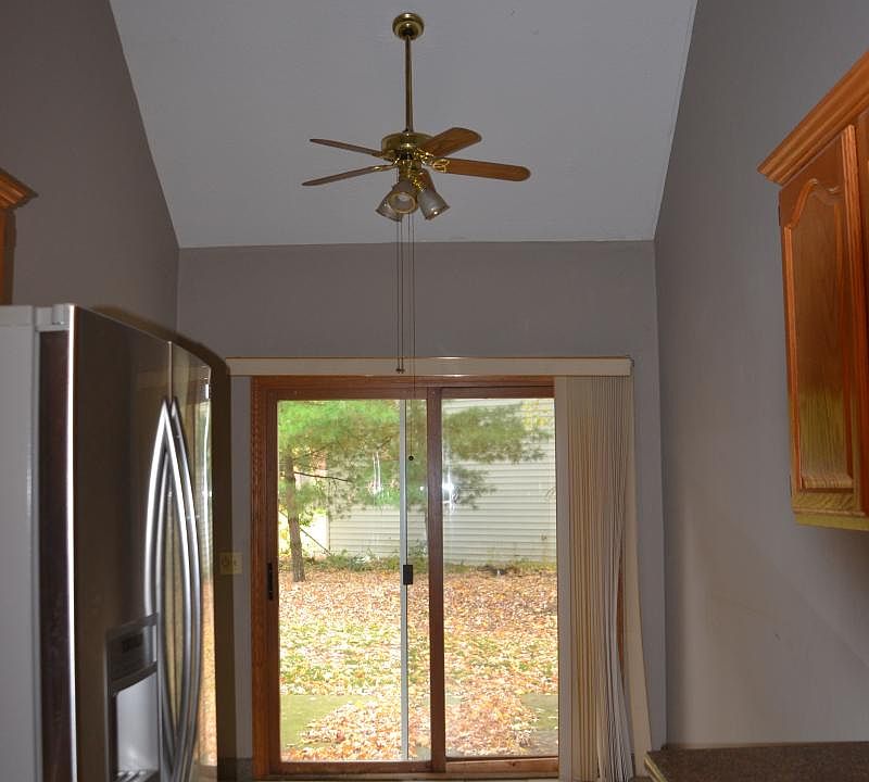 Kitchen with Dining area and High Ceiling