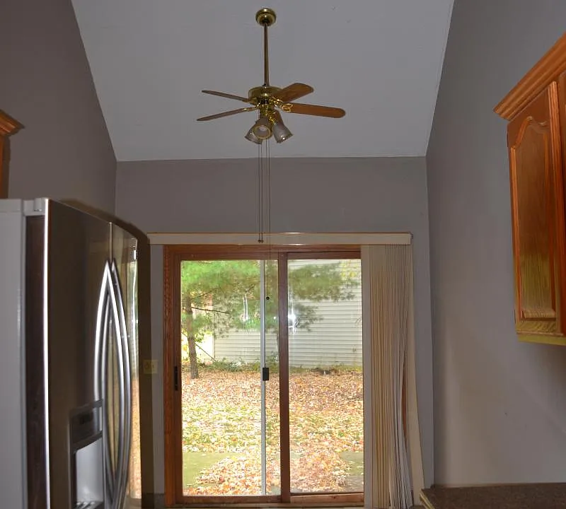 Kitchen with Dining area and High Ceiling