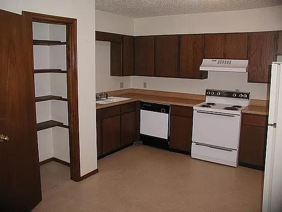 2nd image of 811 W Highpoint Dr