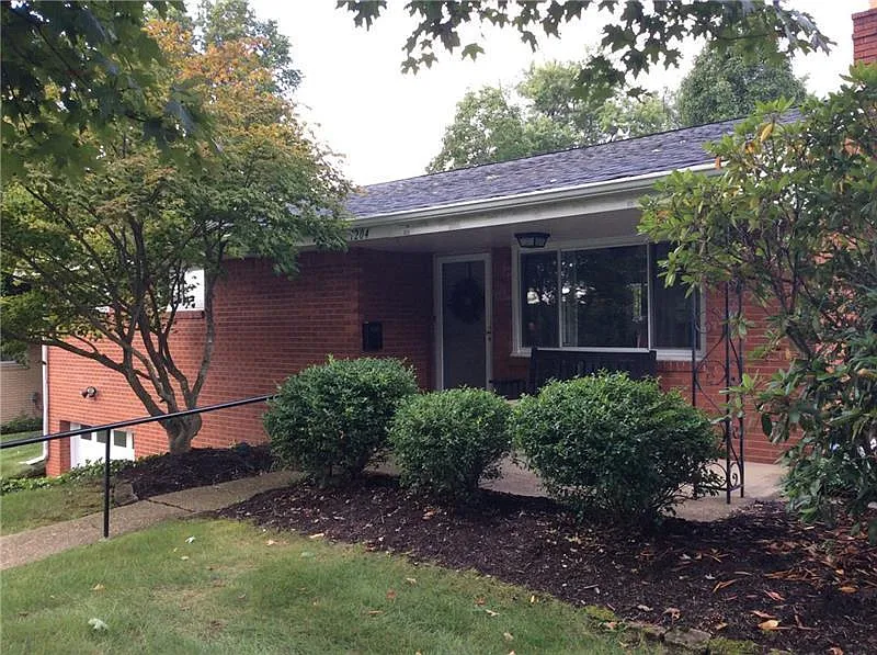 1204 Harvest Dr photo 1