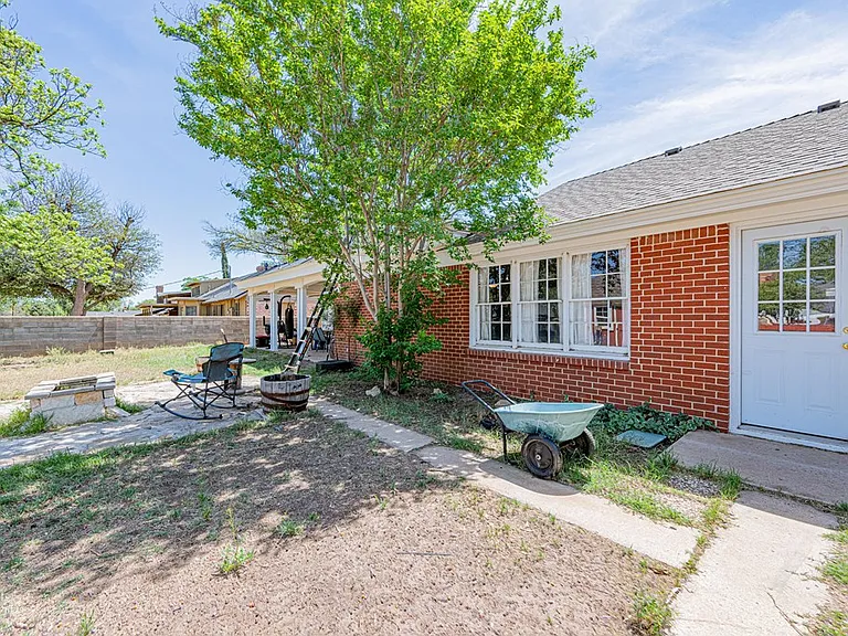 2818 Frontier Dr — Photo 35