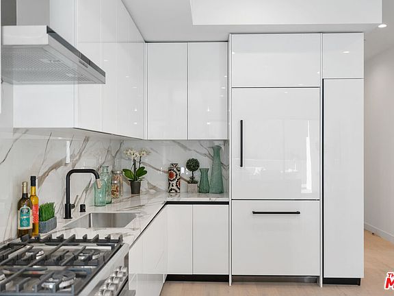 4th image of 1426 S Hayworth Ave #303