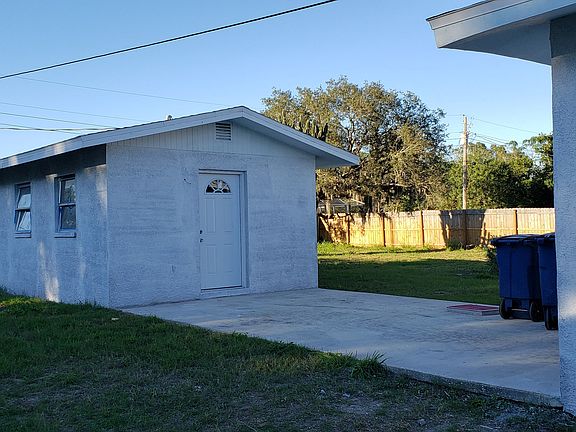 3rd image of 830 Woodlawn Dr