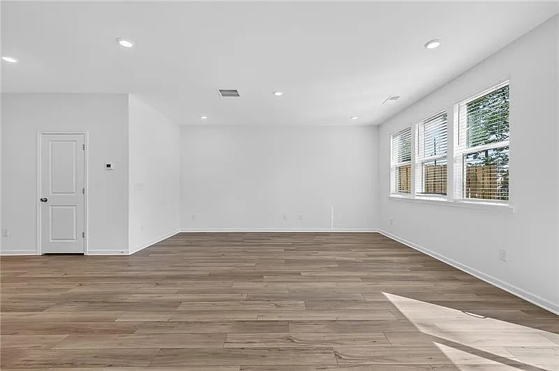 3 bed, 2.5 bath, 1831 sqft, $2,300 — Photo 3
