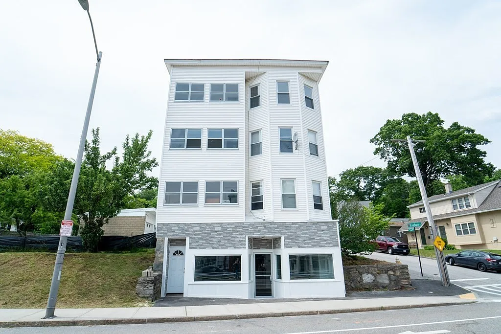 3 bed, $2,300 — Photo 1