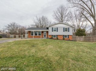 902 Poplar Ct, Sterling, VA 20164