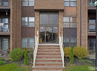 328 Sharon Garden Ct, Woodbridge, NJ