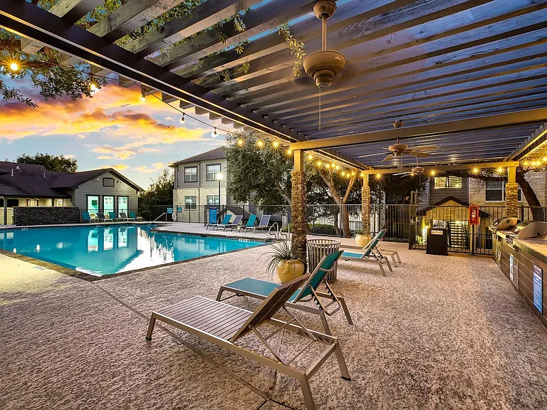 Laurel Canyon Apartments — Photo 18