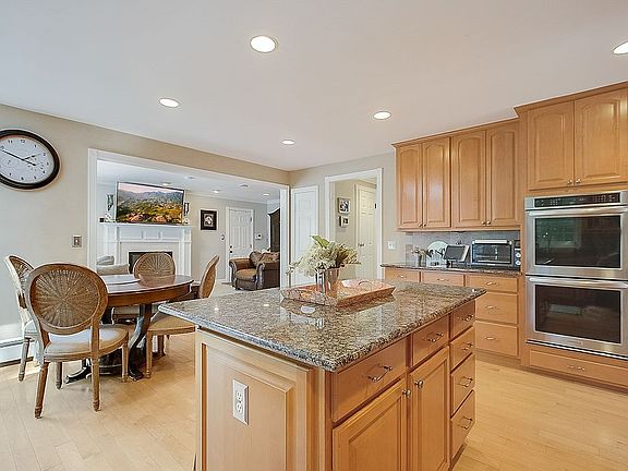 3rd image of 30 Spyglass Ln