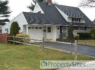 62 Winter Ln, Hicksville, NY 11801