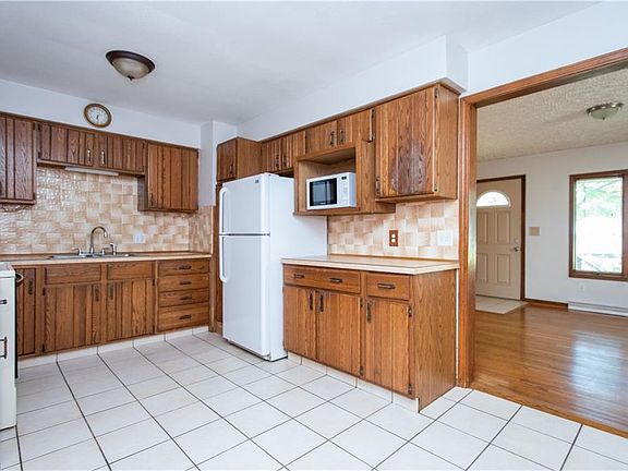 2nd image of 3232 Sunnybrooke Dr