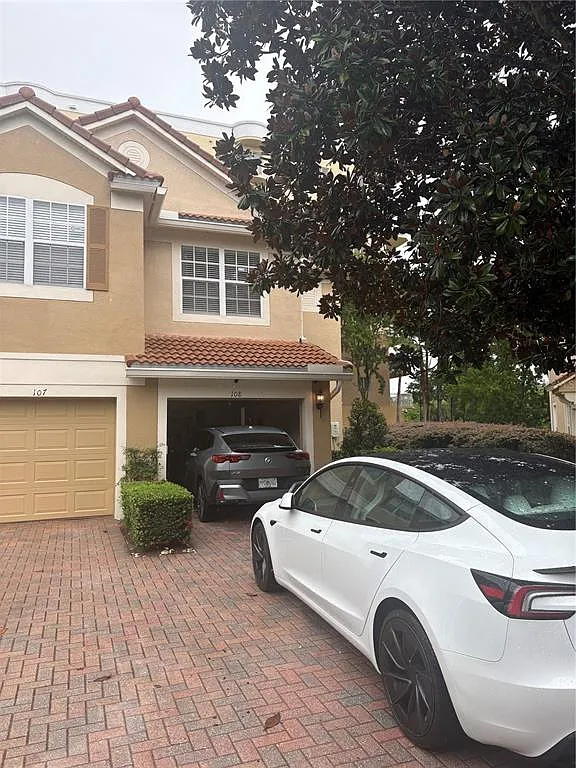3 bed, 2.5 bath, 1665 sqft, $2,200 — Photo 3