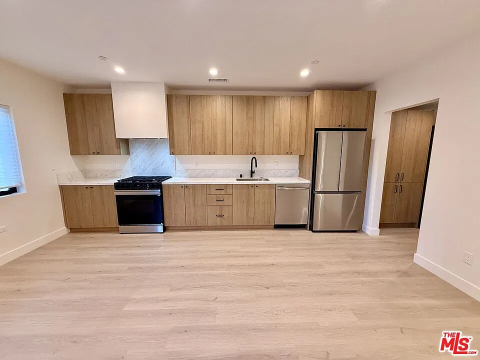 3 bed, 2.0 bath, 1200 sqft, $4,850 — Photo 3