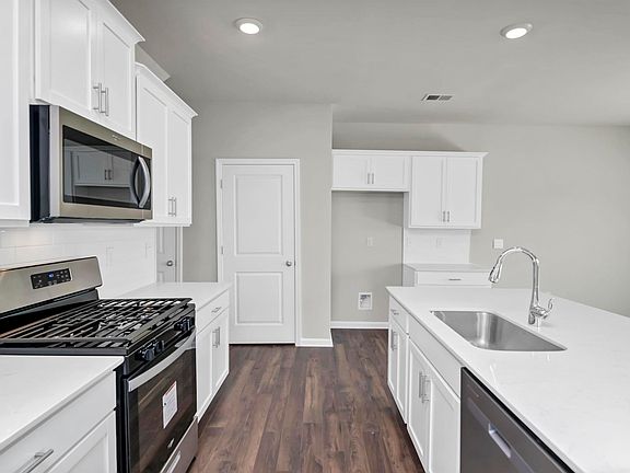 3rd image of 671 Glacier Rd