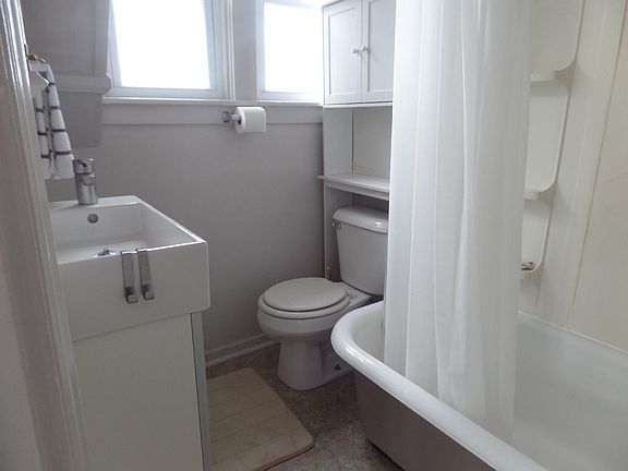 full bathroom with tub/shower