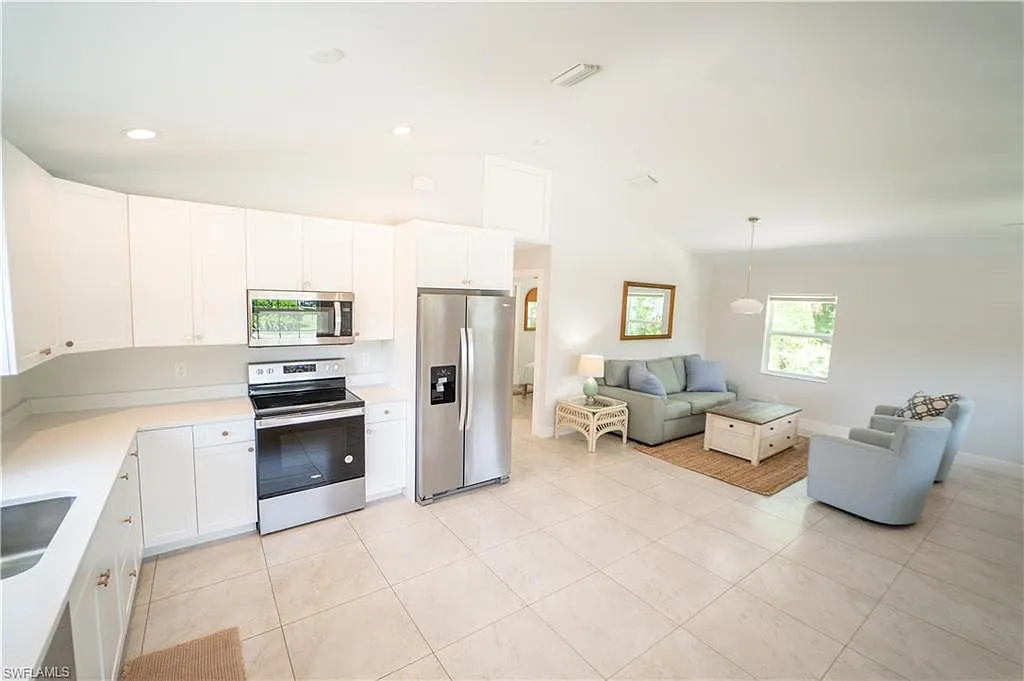 3 bed, 2.0 bath, 1400 sqft, $2,600 — Photo 2