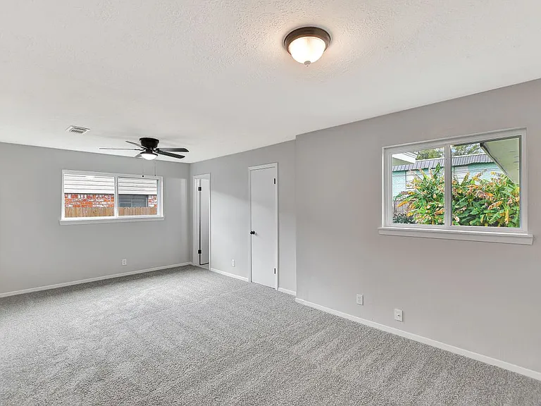 704 Teabury St — Photo 33
