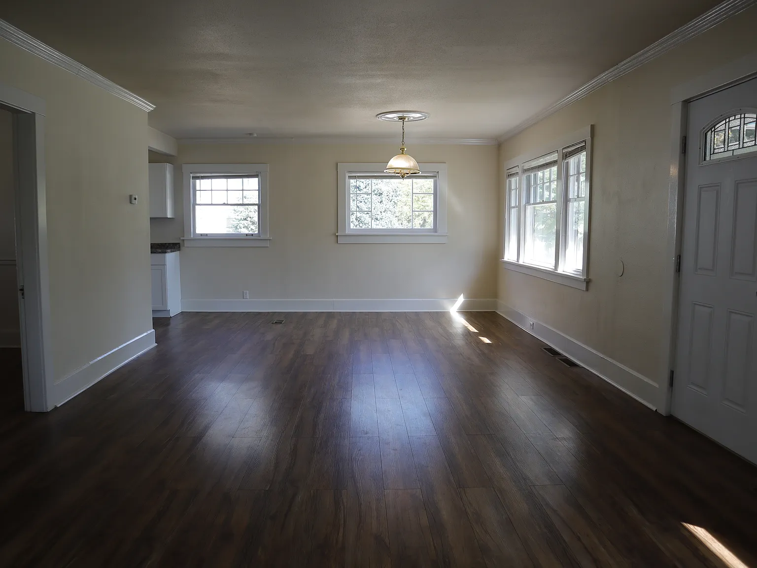 3 bed, 1927 sqft, $2,000 — Photo 3