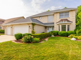 2048 Westbury Dr, Woodridge, IL 60517