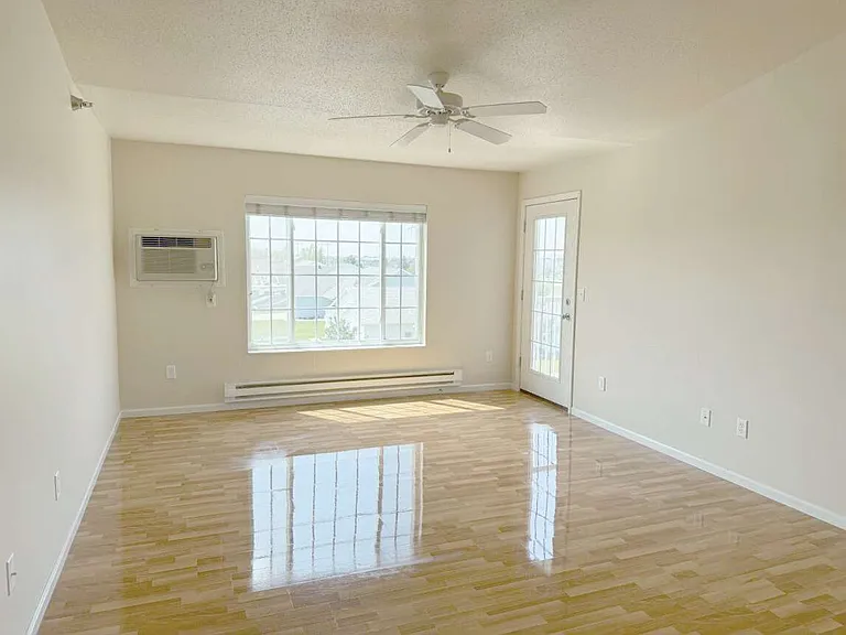 Maple Creek 3 Bed 2 Bath 1350 sq ft Living