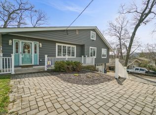 32 Hilltop Rd, Newfoundland, NJ 07435