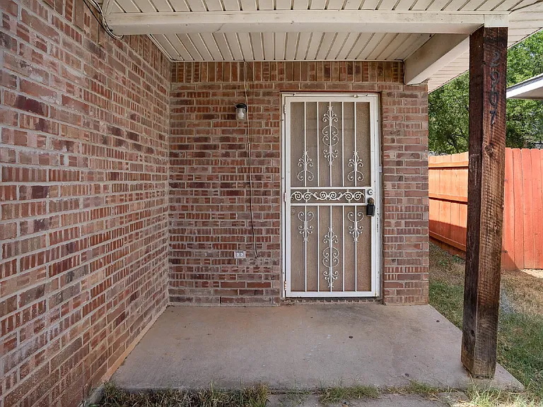 2907 La Salle St — Photo 15
