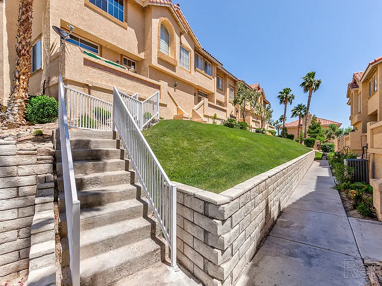 Villas At South Pointe — Photo 49