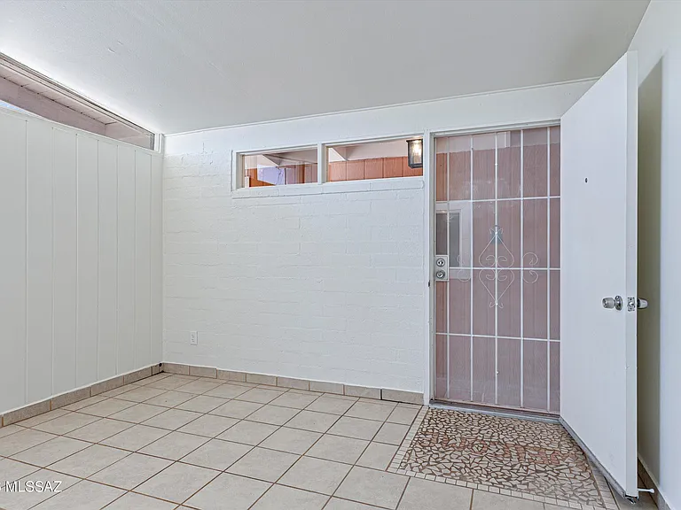 104 N Douglas Ave — Photo 6