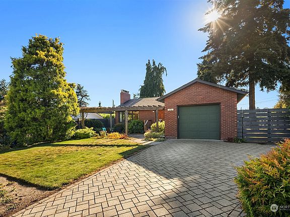 2nd image of 6057 44th Avenue NE