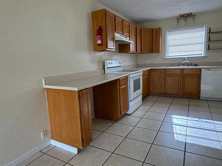 1503 NW 18th St — Photo 3