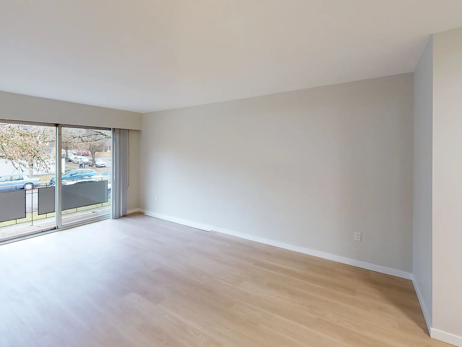 8735 Selkirk — Photo 3