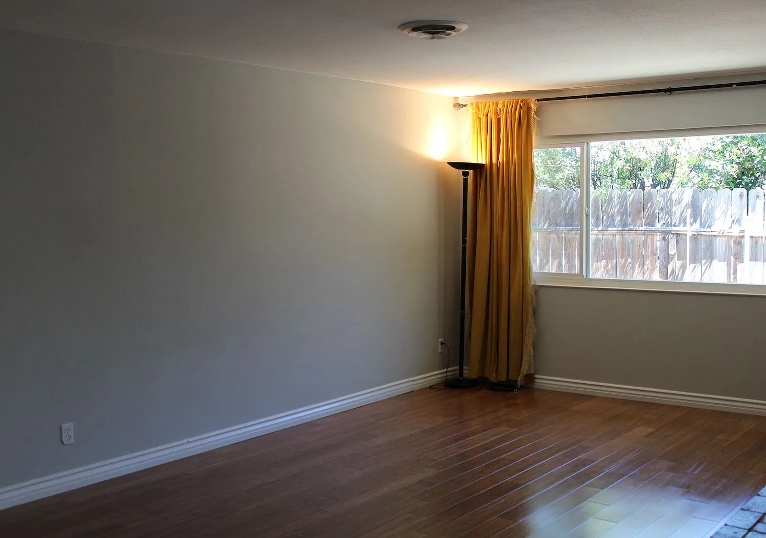 Back On The Rental Market A Charming 3 Bedroom 2 Bath Home — Photo 4