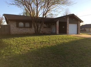 1024 NW 28th St, Moore, OK 73160