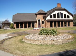 4930 W Cottonwood Cv, Hastings, NE 68901