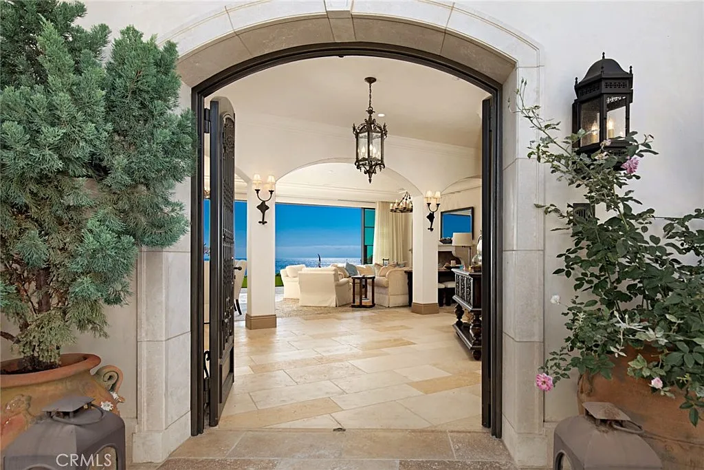 5 bed, 5.5 bath, 6400 sqft, $150,000 — Photo 2