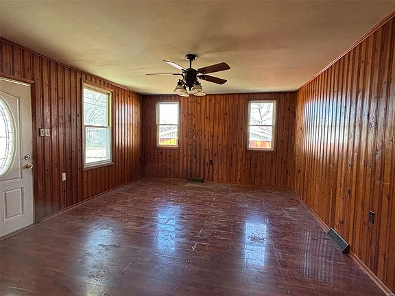 3rd image of 835 Lewis Ave