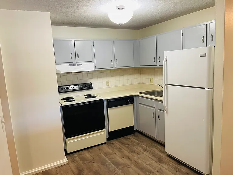 127 English Village Rd — Photo 2