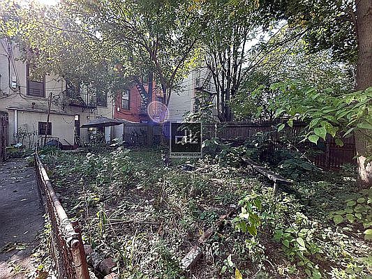 2nd image of 257 20th St #1