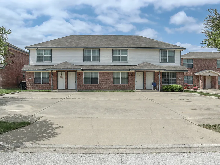 807 Leifester Cir #B — Photo 1