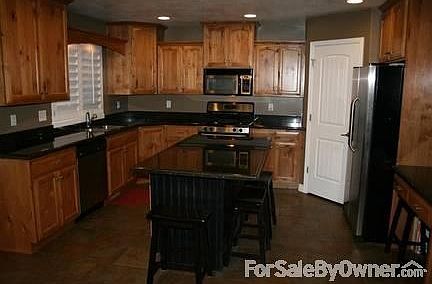 Kitchen : Stainless steel appliances, granite counter tops, center island, walk-in pantry.