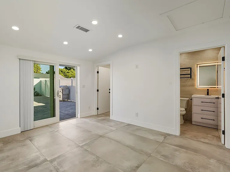 22257 Wyandotte St — Photo 10
