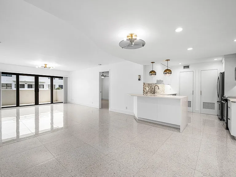 330 SE 20th Ave #408 — Photo 5
