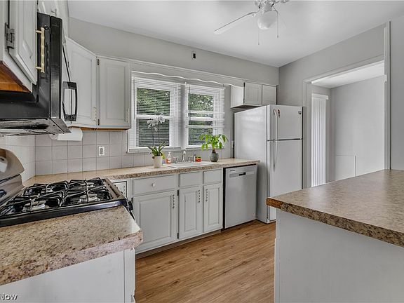 5th image of 3923 Arden Blvd