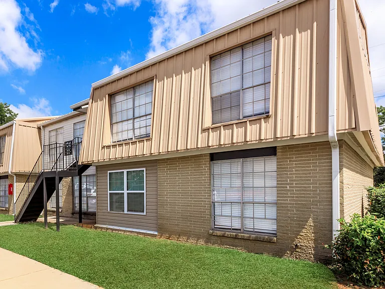 Raintree Village Apartments — Photo 15