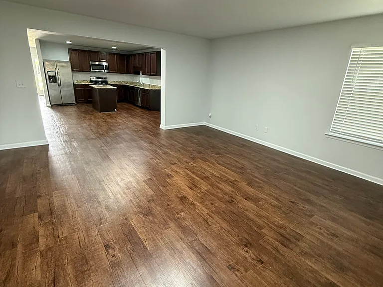 1307 Fairlawn Dr — Photo 2