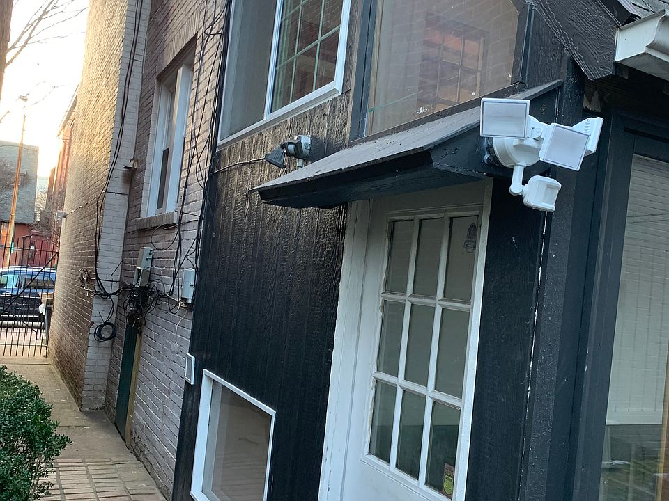 Side entrance to the apartment