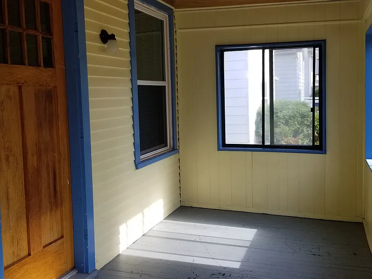 1722 Sinclair St — Photo 2
