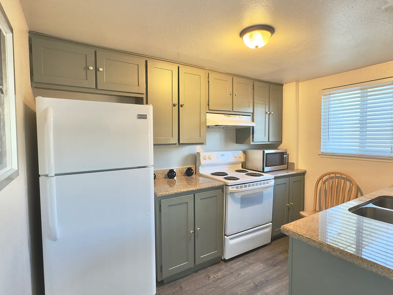2 bed, 1.5 bath, 1008 sqft, $1,900 — Photo 3