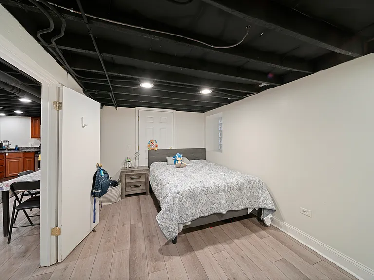 5009 W Montrose Ave #G — Photo 11